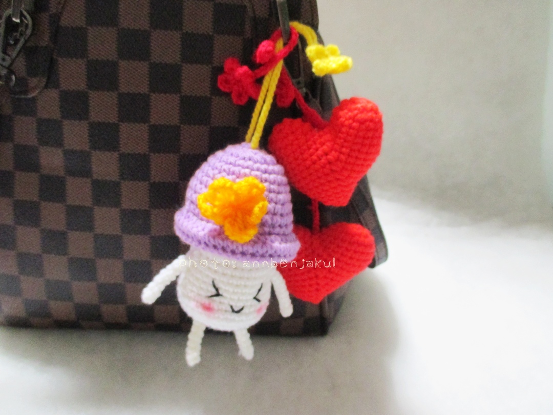 ที่ห้อยกระเป๋าเห็ดถักสีม่วงพร้อมหัวใจคู่