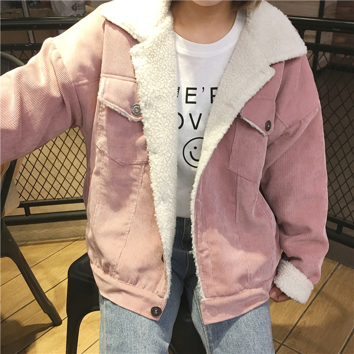 แจ็คเก็ตผ้าลูกฟูกสีชมพูหม่น ด้านในบุขนแกะช่วงตัว เนื้อบางเบา ใส่ชิลๆวันสบายๆ