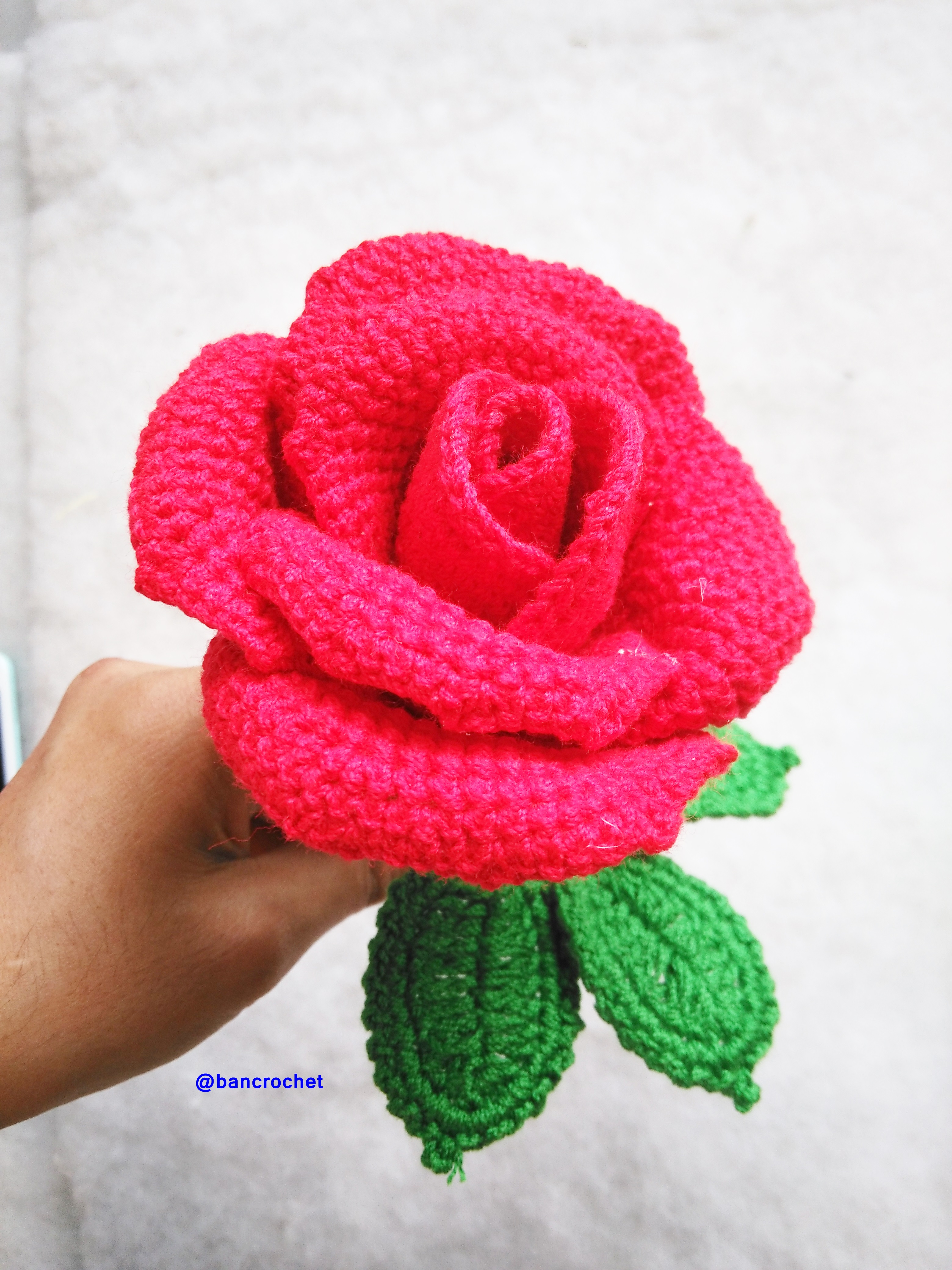 Bancrochet ดอกกุหลาบถักโครเชต์ crochet roses แดง 12 นิ้ว