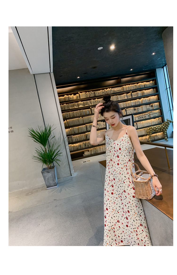 Dress4638 เดรสยาวสายเดี่ยวผ้าชีฟองเนื้อหนาเกรดพรีเมียมลายดอกไม้ ซิปข้าง มีซับในเนื้อหนาอย่างดี สายบ่าปรับระดับได้ งานดีทรงดีผ้าทิ้งตัวพริ้วสวยไม่ยับง่ายไม่ต้องรีดหลังซัก งานสวยเหมือนราคาหลักพัน ทรงนี้ใส่ได้เรื่อยๆ ชุดเดียวเอาอยู่