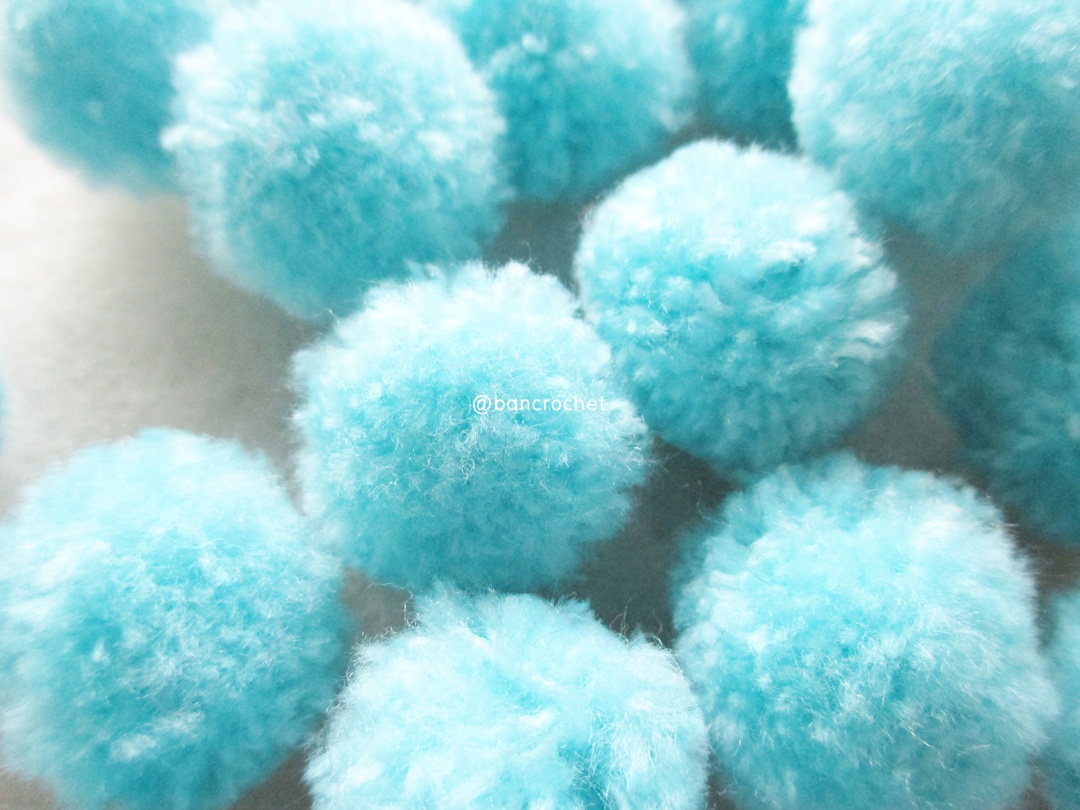 ปอมปอมไหมพรม ขนาด 2.5-3 ซม pom poms crochet ฟ้าเข้ม 2.5-3 ซม.