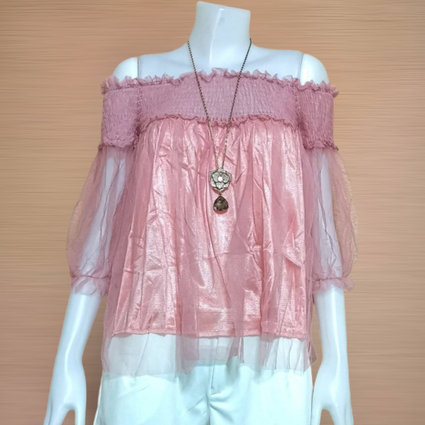 Blouse4011 เสื้อเปิดไหล่ทรงปล่อยสม็อคยางยืดรอบบ่า แขนสามส่วน ผ้ามุ้งมีซับในเนื้อนิ่มอย่างดีไม่คัน งานสวยหรูดูแพง แมทช์กับอะไรก็เข้า มี 4 สี ขาว, ชมพู, เหลือง, น้ำตาล