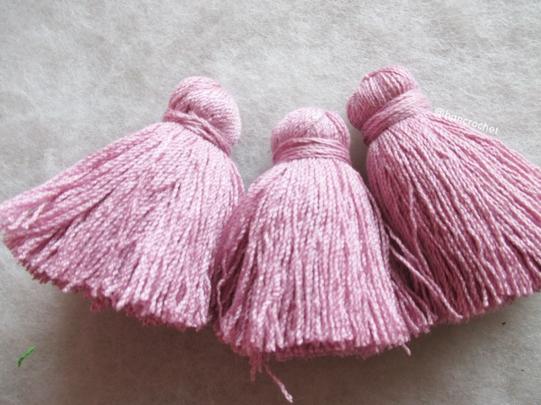 พู่แบบหนาฟู ขนาด 2 นิ้ว 4 ply tassel crochet acrylic yarn 4 ply ชมพูกะปิ 2 นิ้ว