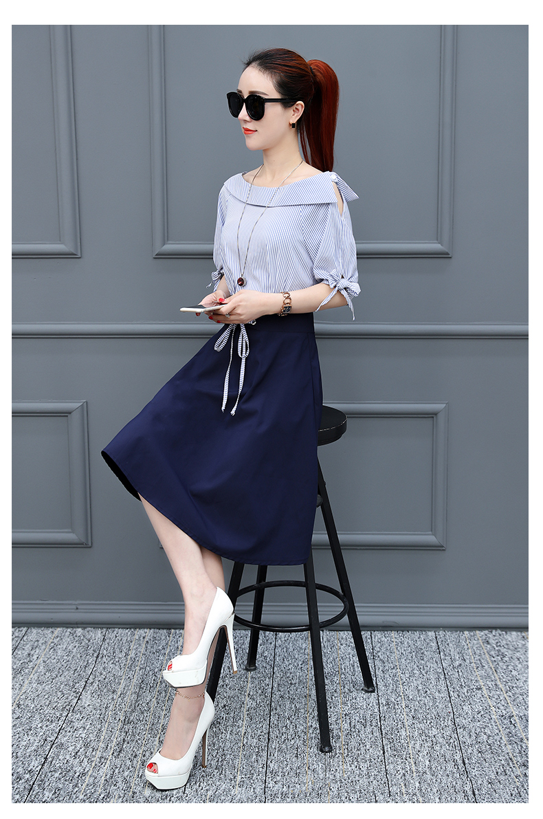 Dress4617 เดรสปาดไหล่ลายริ้วเล็กสีฟ้าขาวตัดต่อกระโปรงผ้าซาร่าสีพื้นกรม แขนสามส่วนผูกโบว์ เอวแต่งเชือกผูก