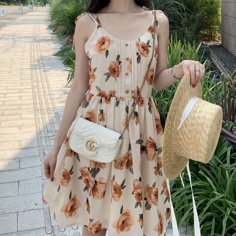Dress4651 เดรสสายเดี่ยวลายดอกไม้โทนสีน้ำตาลครีม ดีเทลตีเกล็ดช่วงอกแต่งกระดุม ซิปข้างใส่ง่าย มีซับในอย่างดีทั้งชุด สายบ่าผูกปรับความยาวได้ ผ้าชีฟองเกรดพรีเมียมมีน้ำหนักทิ้งตัว ผ้าสวยเนื้อดีไม่บาง ใส่เดี่ยวใส่เที่ยวทเะลหรือแมทช์กับเสื้อเก๋ๆ