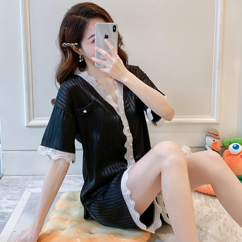 ชุดนอนผู้หญิง
