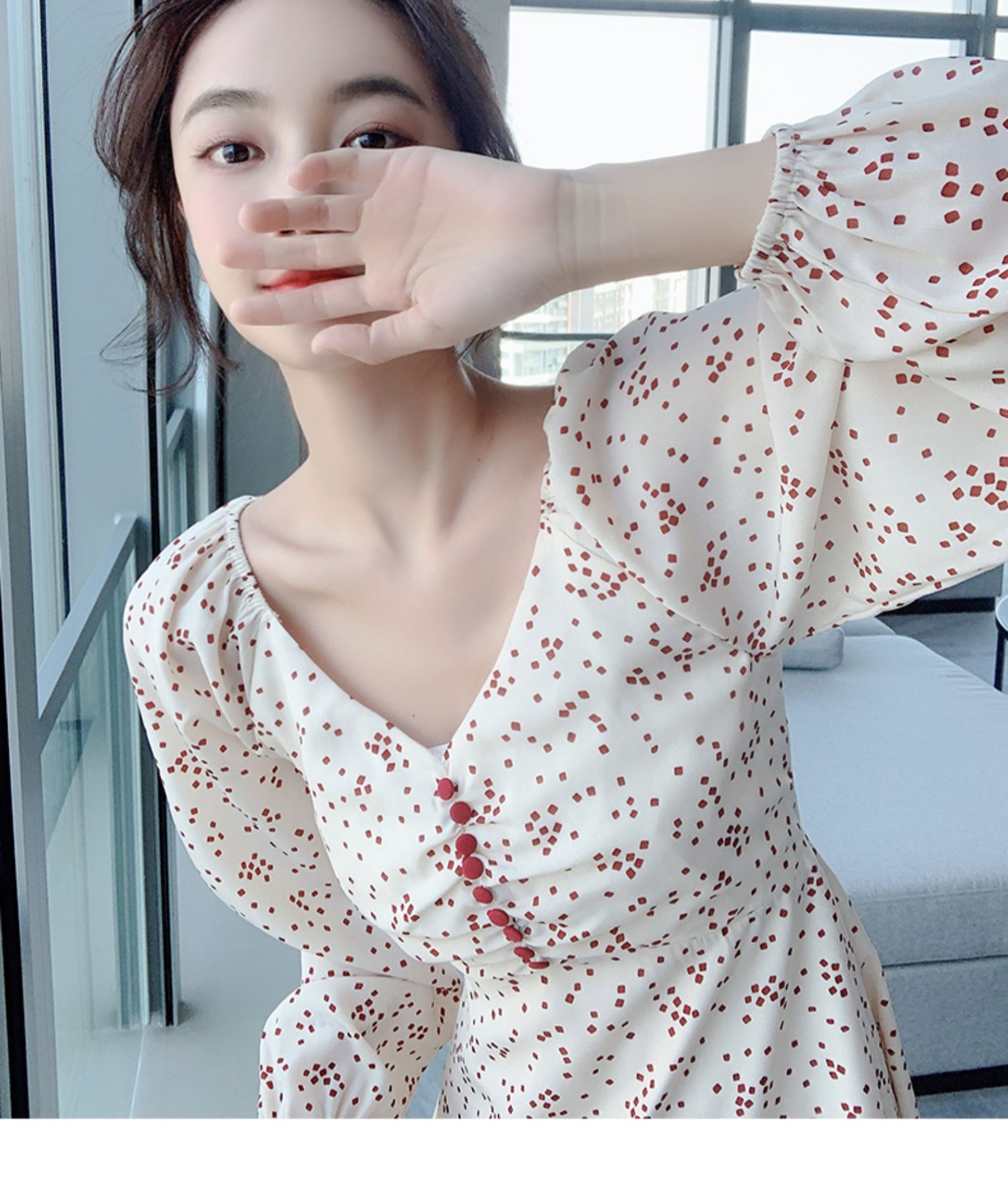 Dress4521 เดรสแขนยาวคอวีสีครีมลายจุด แต่งกระดุมกลางอก ซิปหลังใส่ง่าย มีซับในอย่างดี ผ้าโพลีเนื้อดีนุ่มใส่สบายมีน้ำหนักทิ้งตัว ผ้าดีงานดีใส่สวยเหมือนราคาหลักพัน ใส่เที่ยว/ใส่ทำงานได้