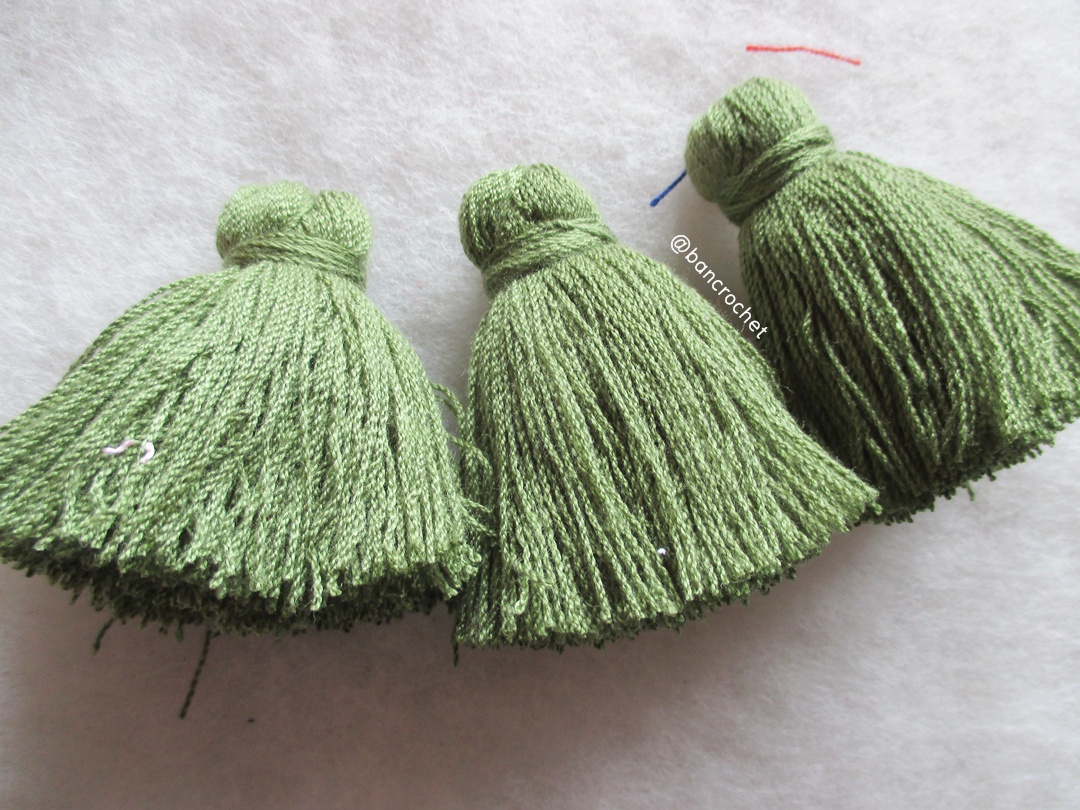 พู่แบบหนาฟู ขนาด 2 นิ้ว 4 ply tassel crochet acrylic yarn 4 ply เขียวขี้ม้า 2 นิ้ว