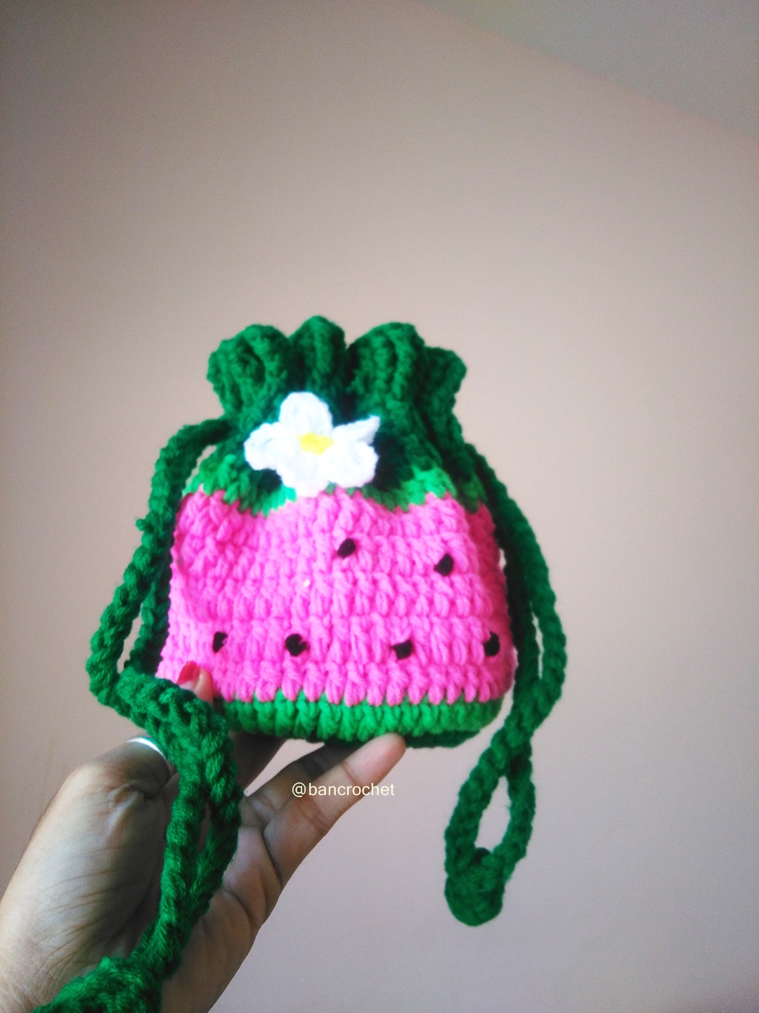 Bancrochet กระเป่าถักโครเชต์ ผลไม้ ลายสตรอเบอร์รี่ crochet slipknot bags สีชมพู 6x6 นิ้ว