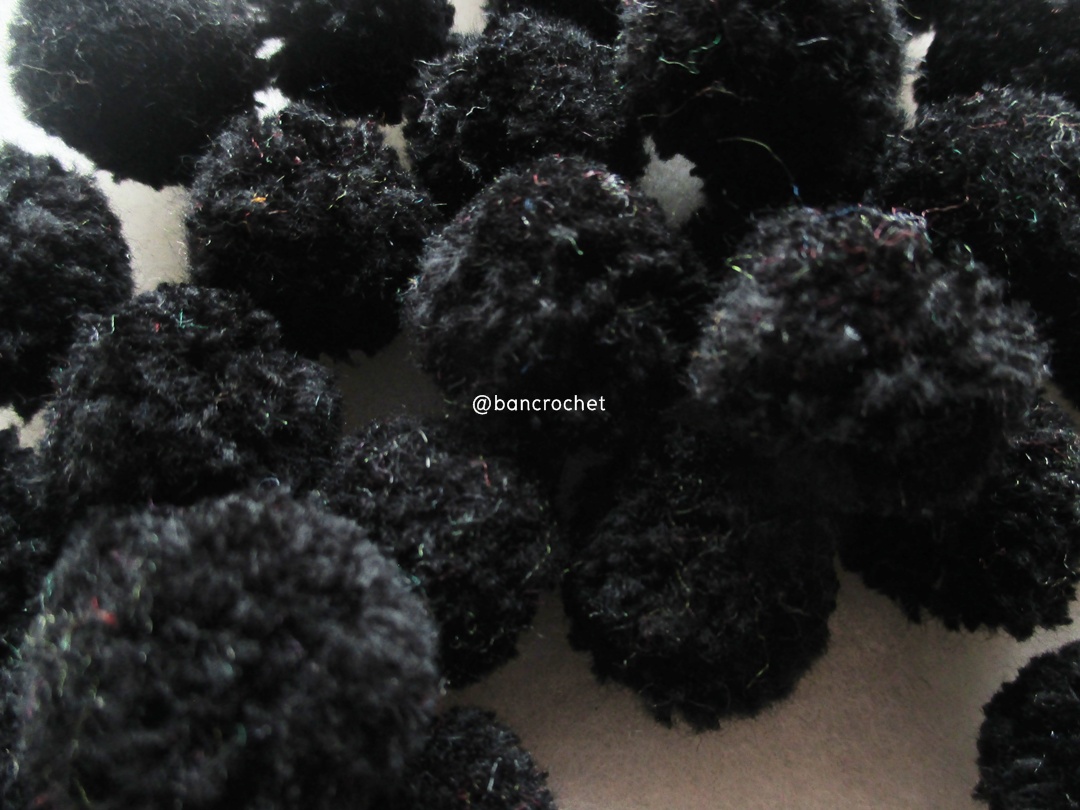 ปอมปอมไหมพรม ขนาด 2.5-3 ซม pom poms crochet ดำ 2.5-3 ซม.