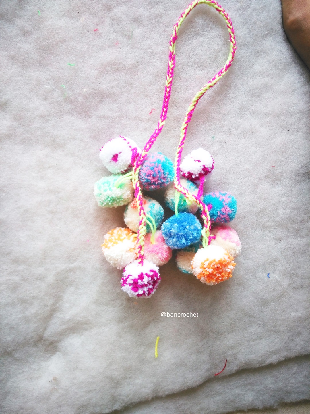 พวงกุญแจห้อยกระเป๋าปอมปอม Pompoms keychains คละสี 10-12 นิ้ว รวมสาย