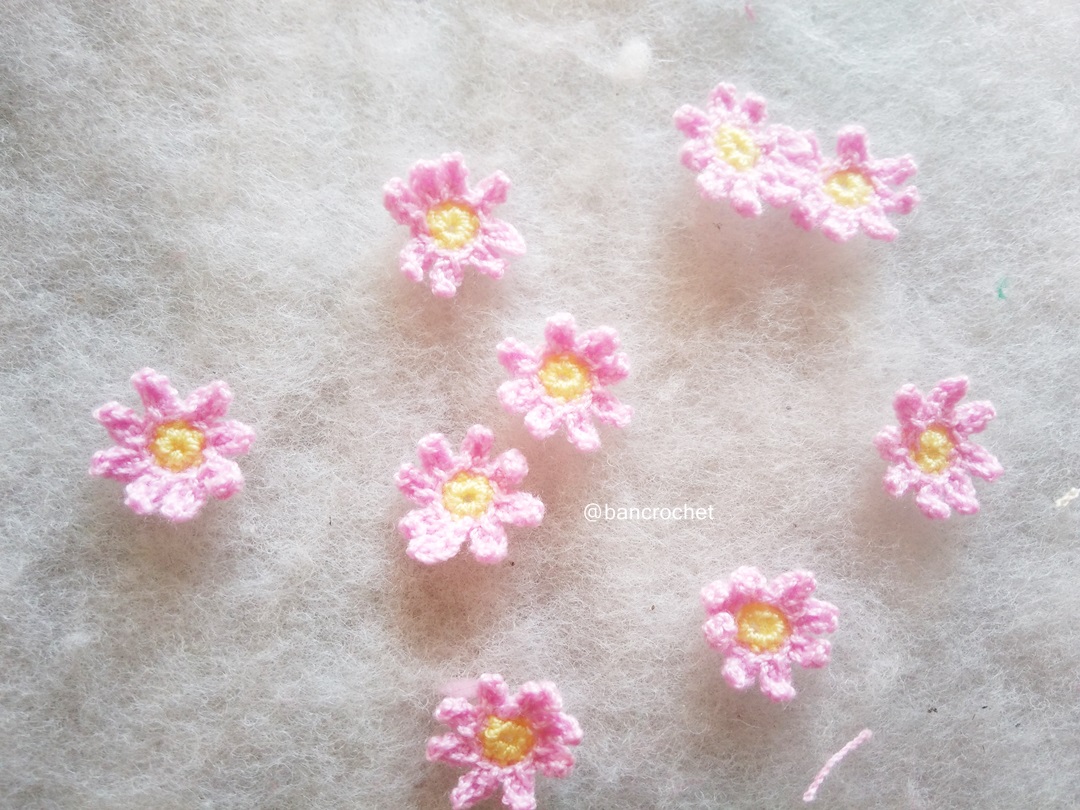 Bancrochet ดอกไม้จิ๋วถักโครเชต์ crochet mini flowers สีชมพูอ่อน 0.5 นิ้ว