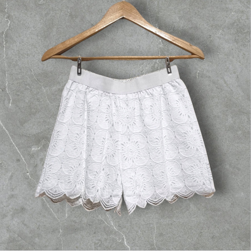 Shorts518 กางเกงลูกไม้ขาสั้นเอวยืด ผ้าลูกไม้คอตตอนอย่างดีเนื้อนุ่มใส่สบายไม่ระคายผิว มีซับในอย่างดี งานดีดีเทลน่ารัก ดูหรูดูไฮโซลุคคุณหนู แบบไม่ซ้ำไม่เกร่อดูดีที่สุด แมทช์กับเสื้อทรงไหนก็น่ารัก