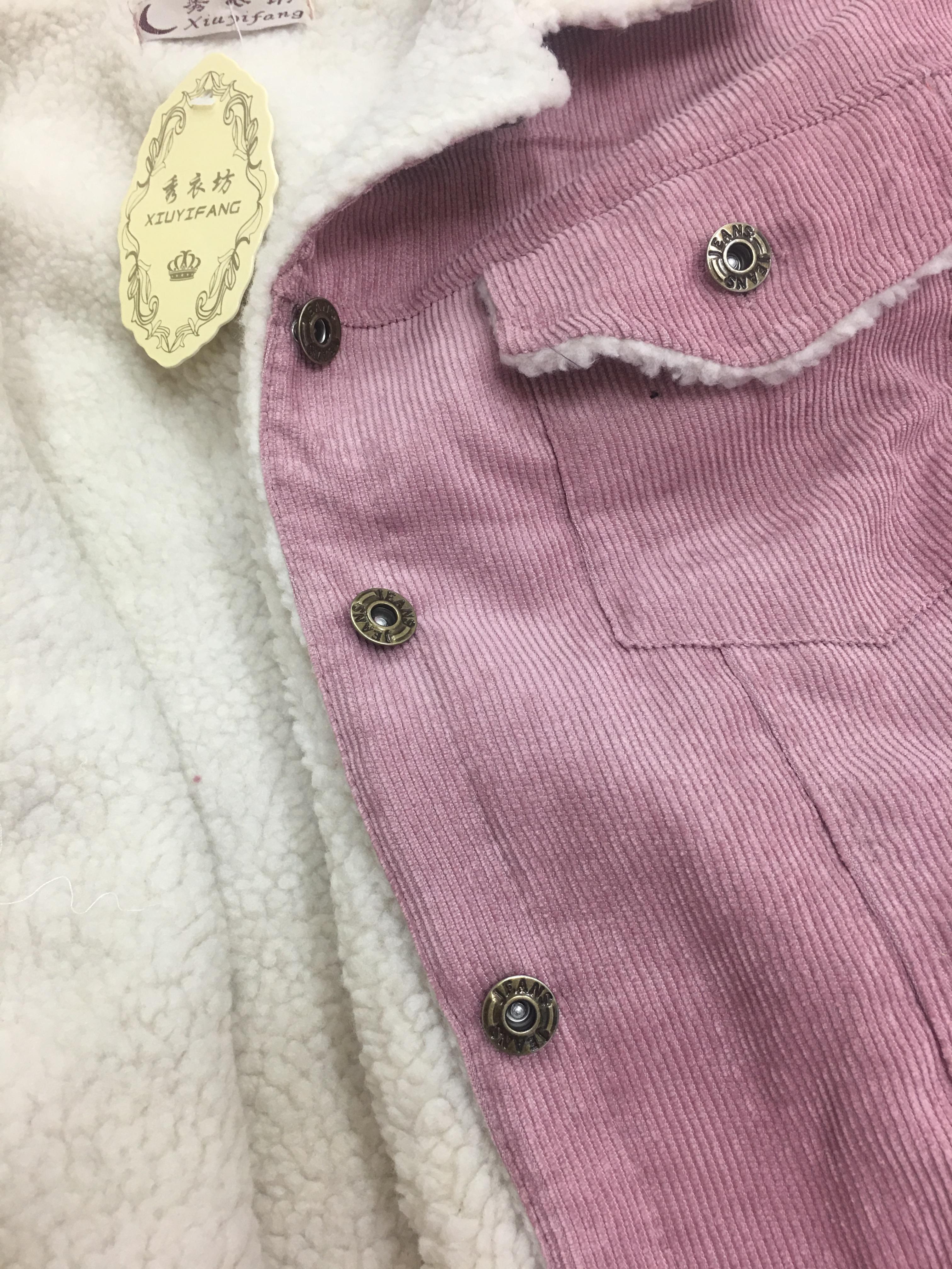 แจ็คเก็ตผ้าลูกฟูก สีเขียงขี้ม้า ด้านในบุขนแกะช่วงตัว เนื้อบางเบา ใส่ชิลๆวันสบายๆ