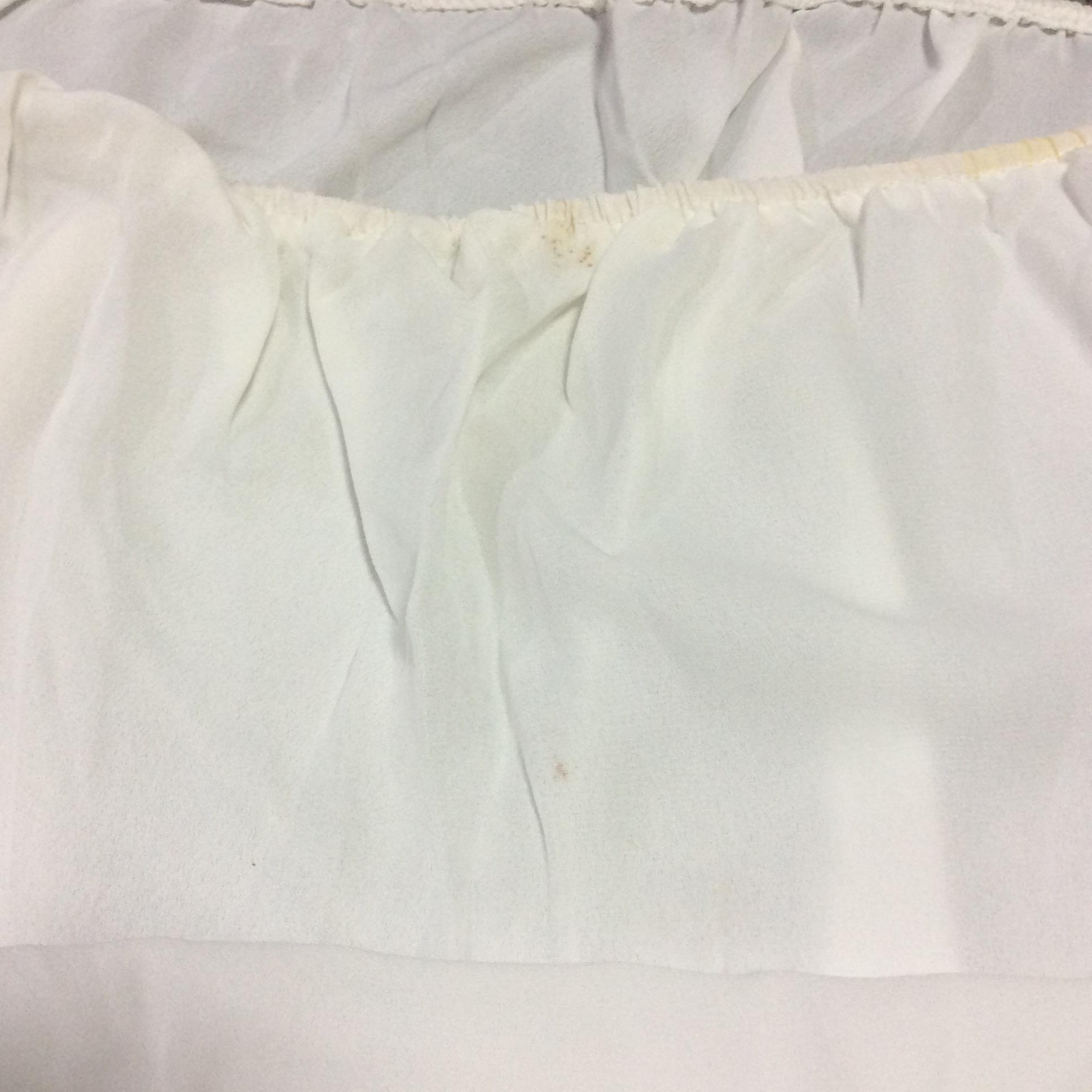 **มีตำหนิ** เสื้อตัวบน ผ้าชีฟองเนื้อทราย เปิดเว้าช่วงแขน + แต่งโบว์ มีซับใน สีขาว ขาว