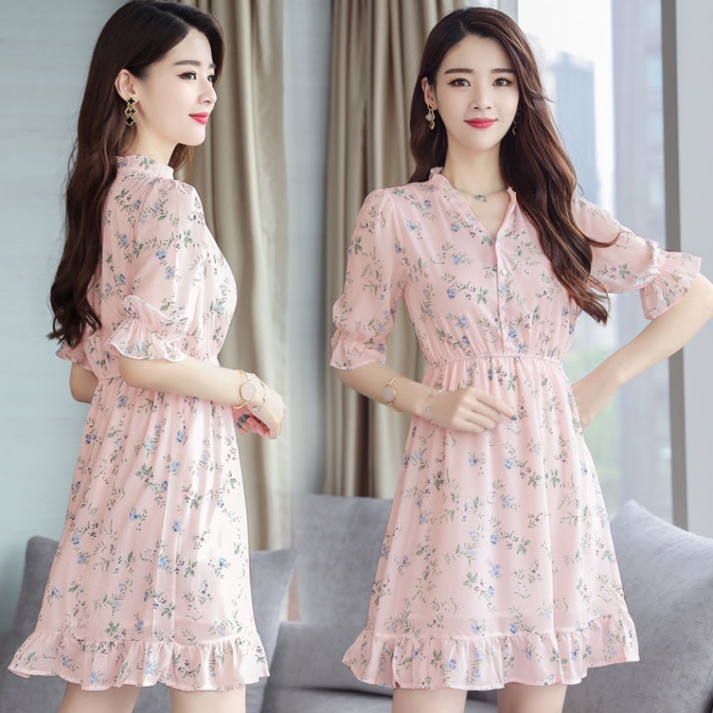Dress4620 เดรสชีฟองลายดอกไม้สีชมพู กระดุมผ่าหน้าช่วงอก ทรงคอวีปกระบายเล็กๆ เอวยางยืด แขนสามส่วนระบาย