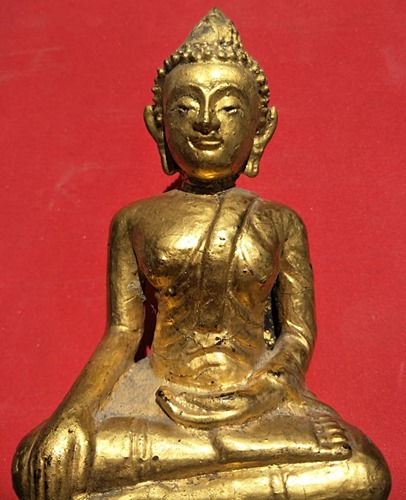 พระไม้แกะปิดทอง