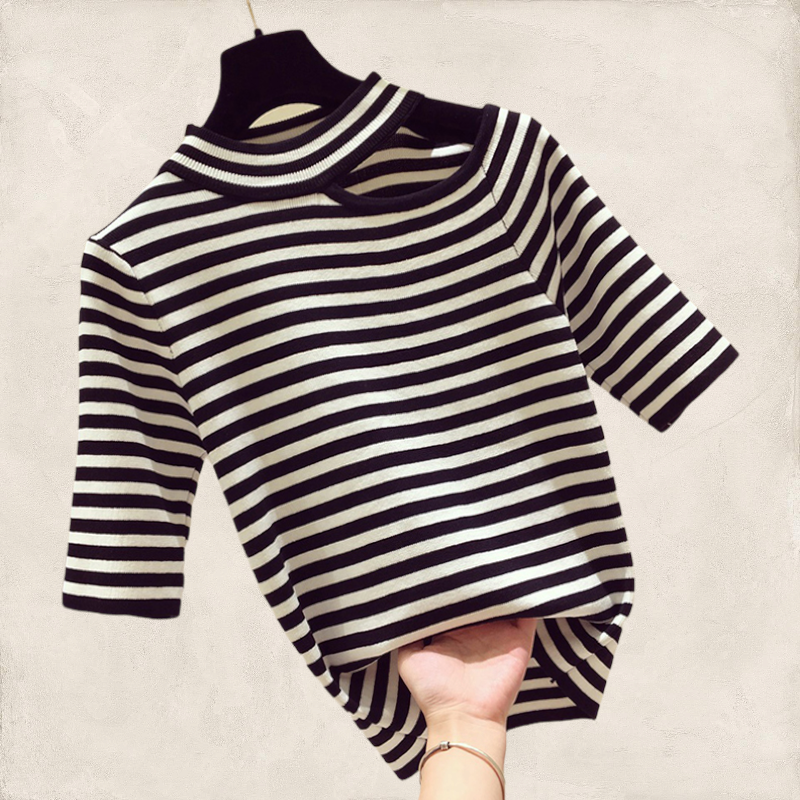 Blouse3755 เสื้อยืดแฟชั่นเกาหลีแขนยาวลายริ้วสีครีมดำดีเทลเจาะช่วงบ่าเก๋ๆ ผ้าคอตตอนเนื้อนุ่มยืดขยายได้เยอะ งานสวยเนื้อผ้าใส่สบาย แมทช์กับกระโปรงหรือกางเกงก็น่ารักไม่แพ้กัน