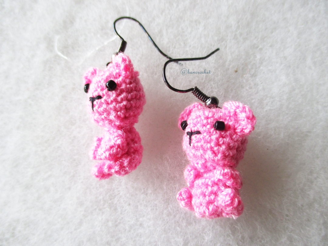 ต่างหูถัก รูปหมีชมพู ขนาด 1.5 นิ้ว mimi bear amigurumi earrings crochet 1.5 inches