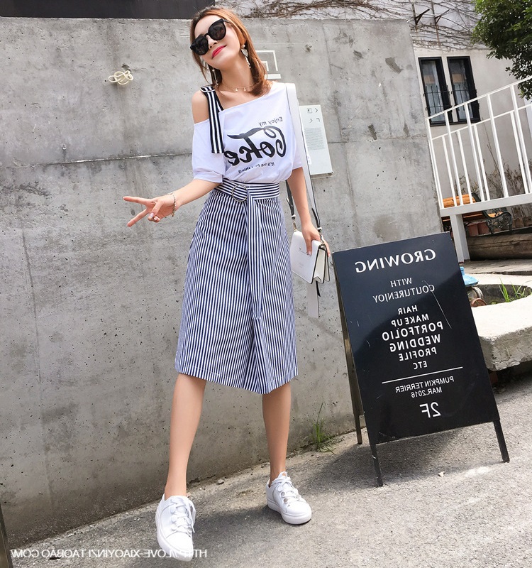 Set_bs1789 ชุดเซ็ท 2 ชิ้น(เสื้อ+กระโปรง) เสื้อทรงโอเวอร์ไซส์เปิดไหล่เฉียงแต่งสายบ่าเข็มขัดผ้าคอตตอนเนื้อนุ่มยืดหยุ่นสูง+กระโปรงยาวลายริ้วสีขาวกรมซิปหลังผ้าโพลีเนื้อดีใส่สบาย งานเซ็ทเข้าชุดสุดน่ารัก ดีเทลเก๋ๆ ดีงาม แมทช์ได้ลงตัวเข้ากันดูดี