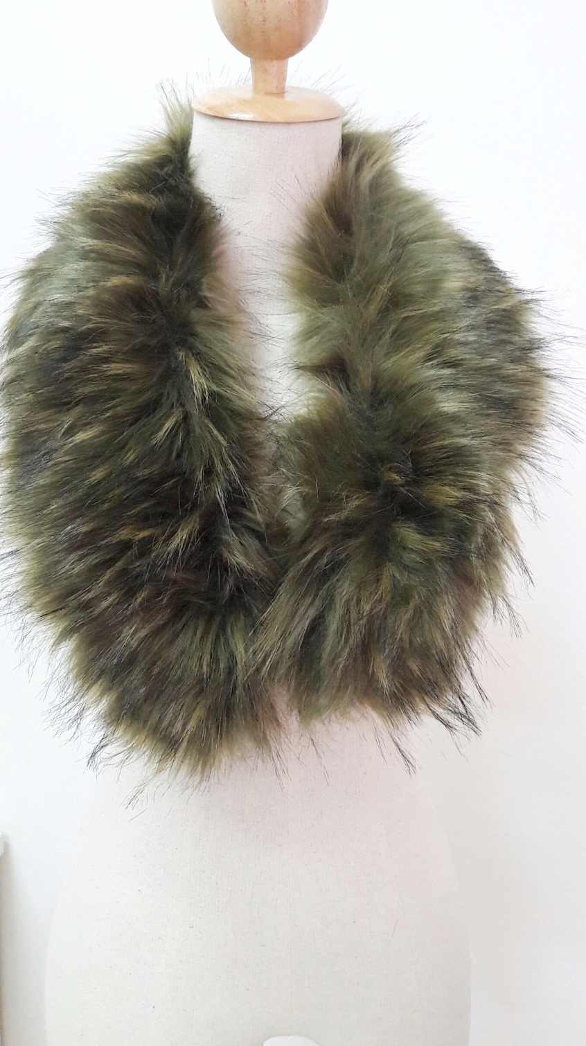 ขนเฟอร์ fur สีน้ำตาลอมเขียว ขนฟูนุ่ม ใช้ติดเสื้อหนาว หรือใช้พันคอเพิ่มความเก๋ มิกได้กับทุกชุด มาพร้อมกระดุมใส