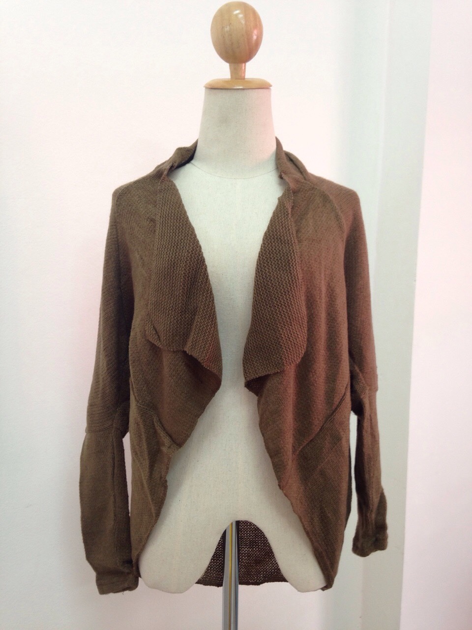 เสื้อคลุมไหมพรมเส้นเล็ก เนื้อนิ่ม ผ้าไม่หนา เบา เหมาะสำหรับอากาศบ้านเราค่ะ ทรงเก๋มากค่ะ พร้อมส่ง