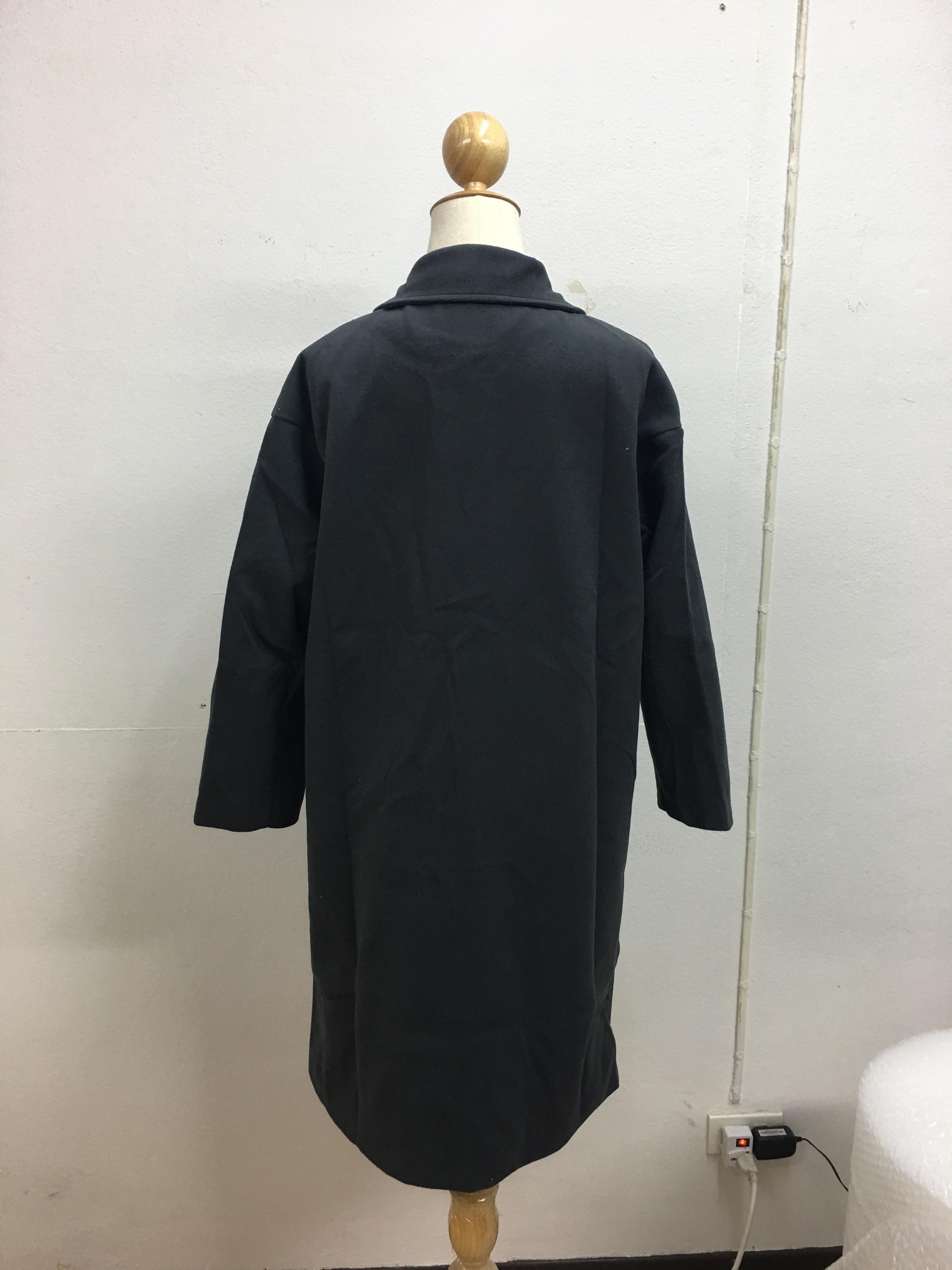 เสื้อโค้ททรงสวย แบบผู้ดี ผ้าวูลผสม เนื้อไม่หนา ทรงแข็ง บุซับในกันลม จะใส่คลุม หรือใส่เป็นเสื้อโค้ทปกติก็เก๋ค่า งานโอเคเลยน้ารุ่นนี้ พร้อมส่งจ้า สีน้ำตาล,สีเทา