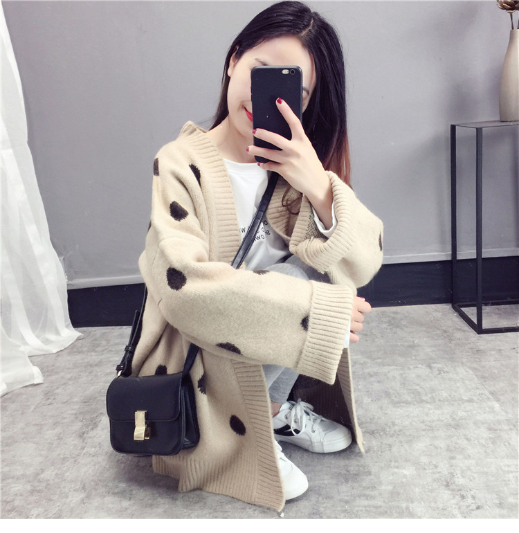 เสื้อกันหนาวไหมพรมถัก ทรงสวย แบบน่ารัก ทอลายจุด พร้อมส่ง สีครีม ลายน้ำตาล