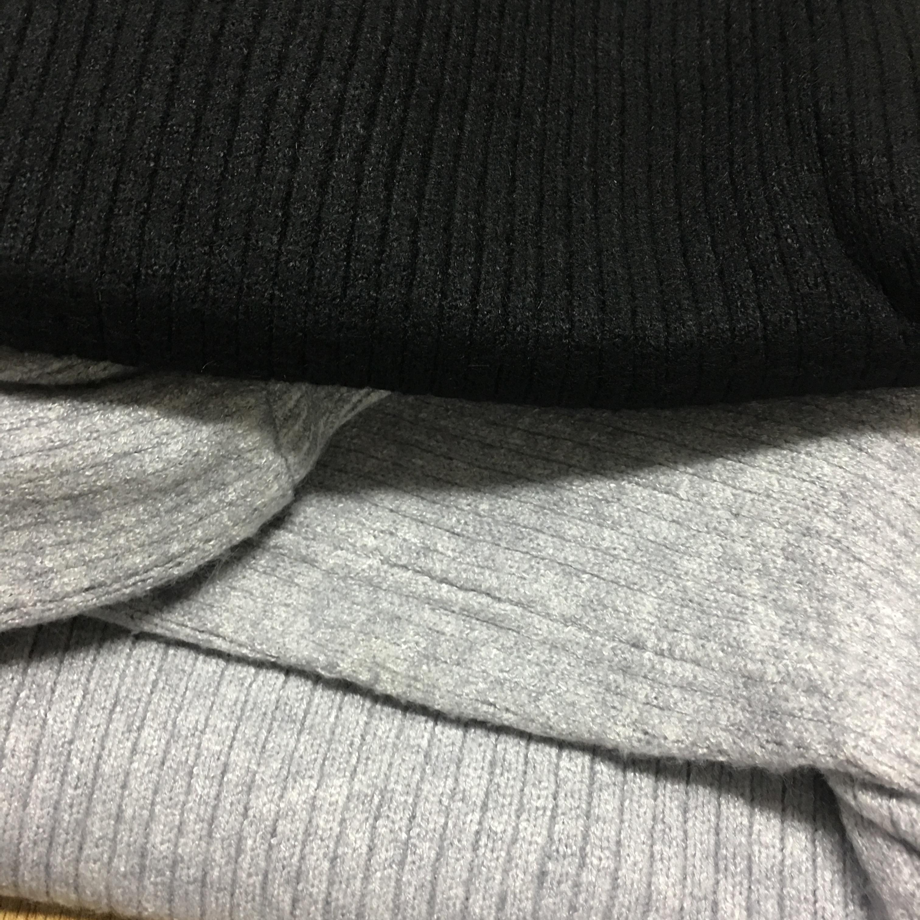 เสื้อแขนยาวคอตั้ง สีดำ ทรงสวย ผ้าเนื้อนุ่มทิ้งตัว มีลายในตัว พร้อมส่ง