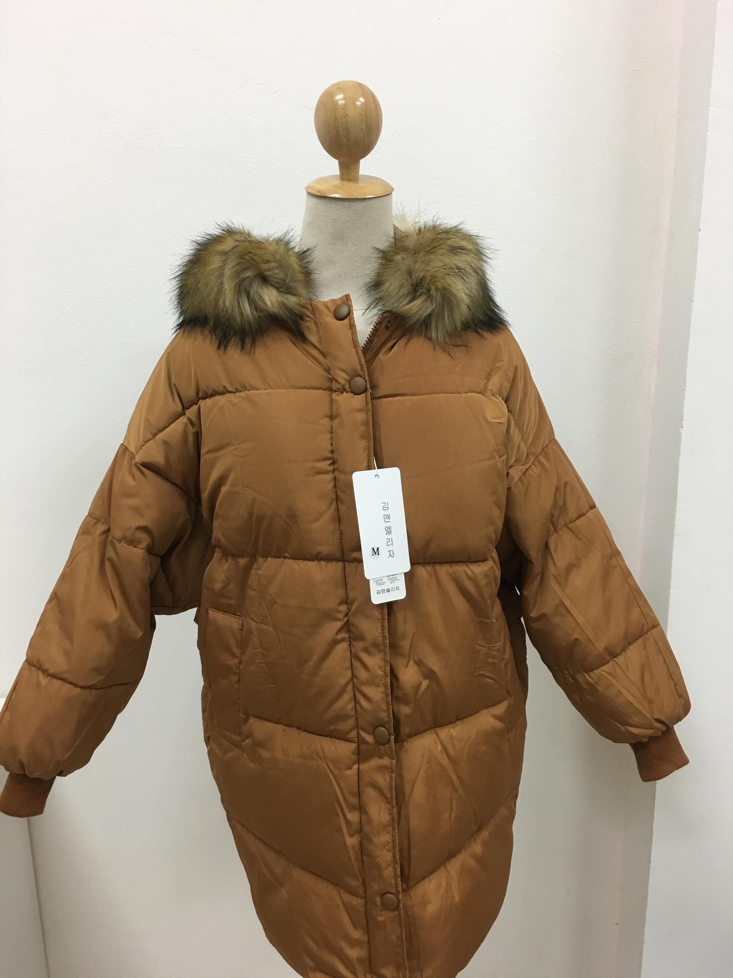 เสื้อกันหนาวฮู้ดดี้ แต่งเฟอร์หนาฟู งานเกรดดีเหมือนแบบ อุ่นมากกกก หิมะก็เอาอยู่ (ถอดขนได้)