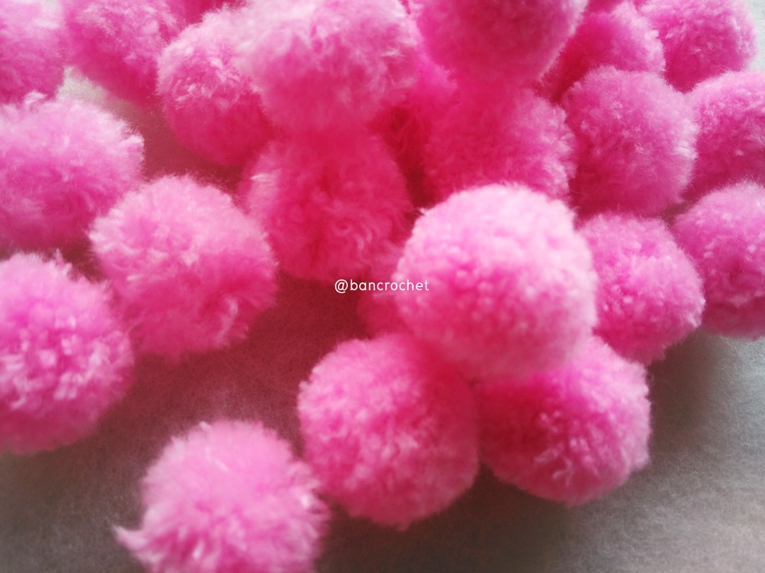 ปอมปอมไหมพรม ขนาด 2.5-3 ซม pom poms crochet ชมพูเข้ม 2.5-3 ซม.