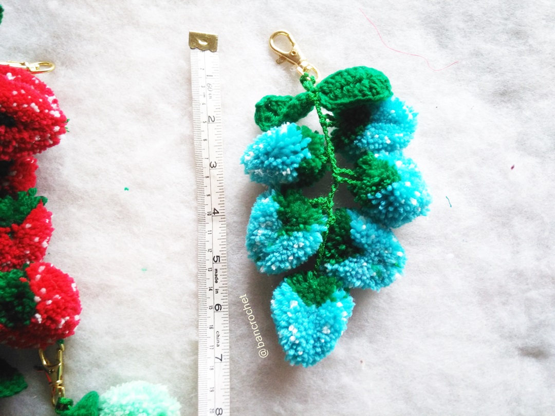 Bancrochet พวงกุญแจห้อยกระเป๋าสตรอเบอรี่ Stawberry pom poms fruits keychains สีฟ้า่ 6 นิ้ว