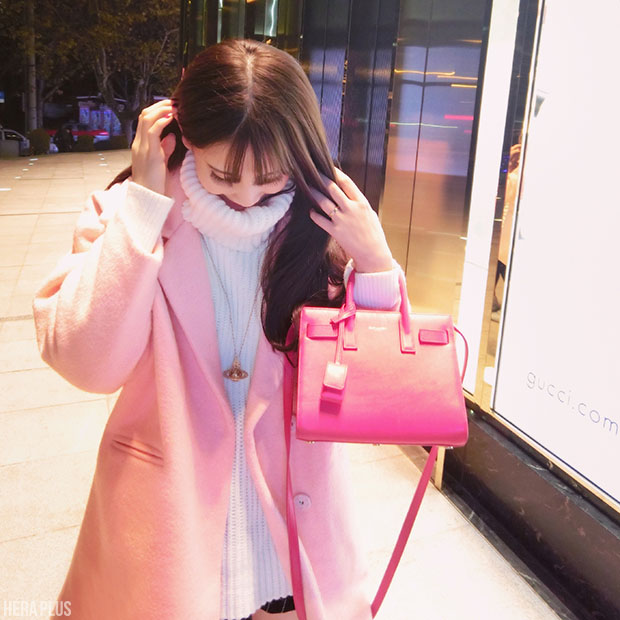 โค้ททรงโคล่ง สำหรับสาวขี้หนาว หรือชอบใส่เสื้อไหมพรมหนาๆ ข้างใน ทรงนี้เหมาะมากค่า สวมทับก็ดูหวานขึ้นมาทันตาเห็นน พร้อมส่งเลยน้าา pink