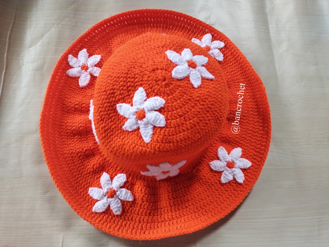 Bancrochet หมวกถักโครเชต์สีส้มสดใสประดับดอกไม้ crochet hat ส้ม