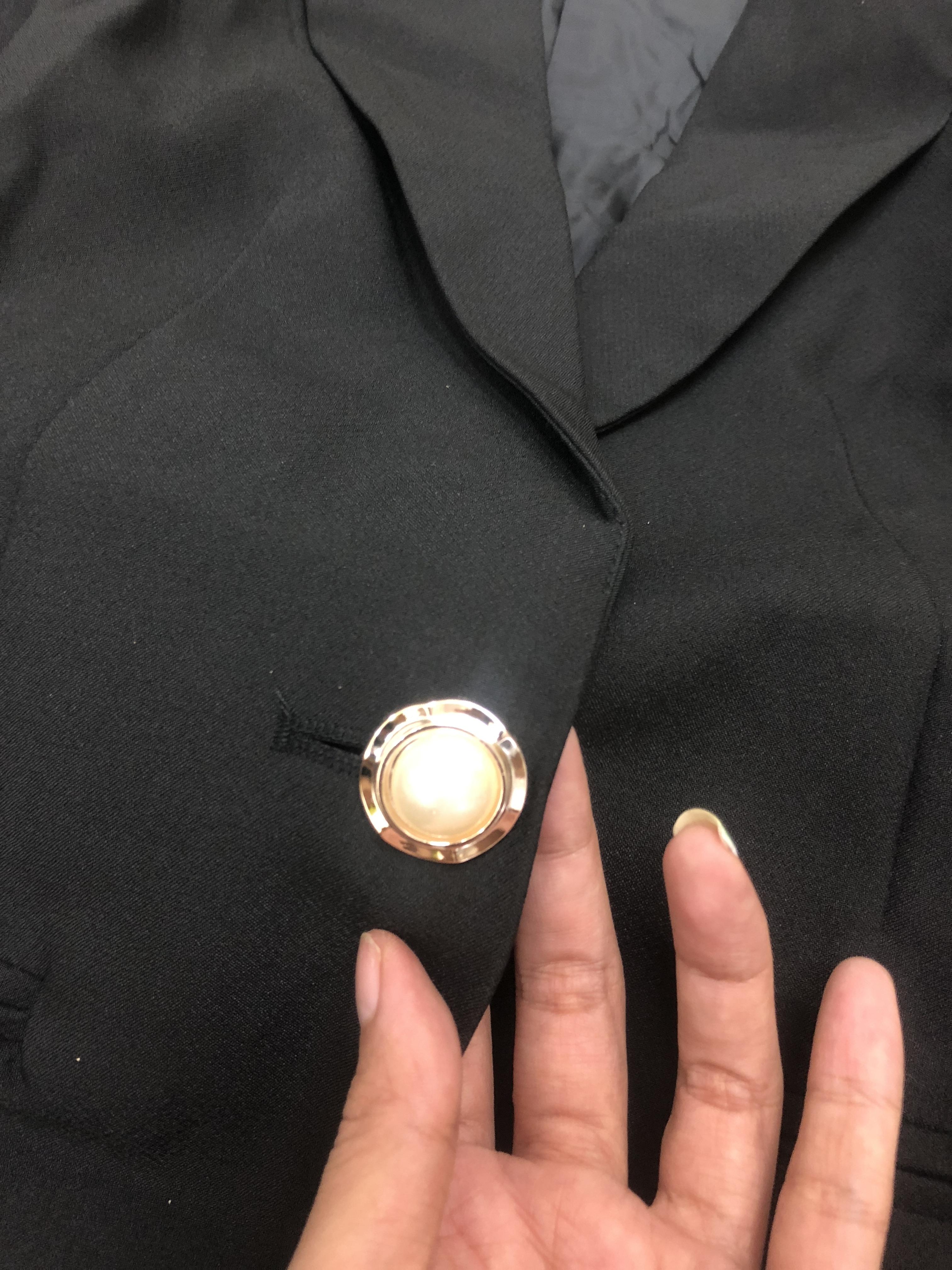 สูท ไหล่ตั้ง ทรงสวย สีดำ แต่งกระดุมมุก เพิ่มความหรู พร้อมส่ง ใส่ทำงาน ก็เริ่ดสุดๆ black