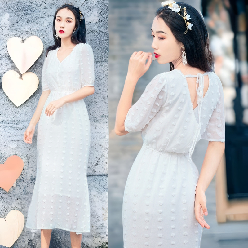 Dress4589 Maxi Dress ชุดเดรสยาวสีขาวลายจุดปอมๆ ทรงคอวีป้ายมีเชือกผูกโบว์ด้านหลัง เอวยางยืด มีซับในเนื้อนิ่มอย่างดีทั้งชุด ผ้าชีฟองเนื้อดีมีน้ำหนักทิ้งตัว