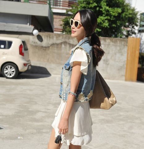 เสื้อยีนส์ ผู้หญิง แจ็คเก็ตยีนส์ แขนกุด ดีไซน์ ตกแต่ง แบบเซอร์ ใส่เป็น เสื้อคลุม เข้ากับ ชุดเดรส หวาน ๆ หรือ ใส่เที่ยวทะเล เก๋ ๆ 566675