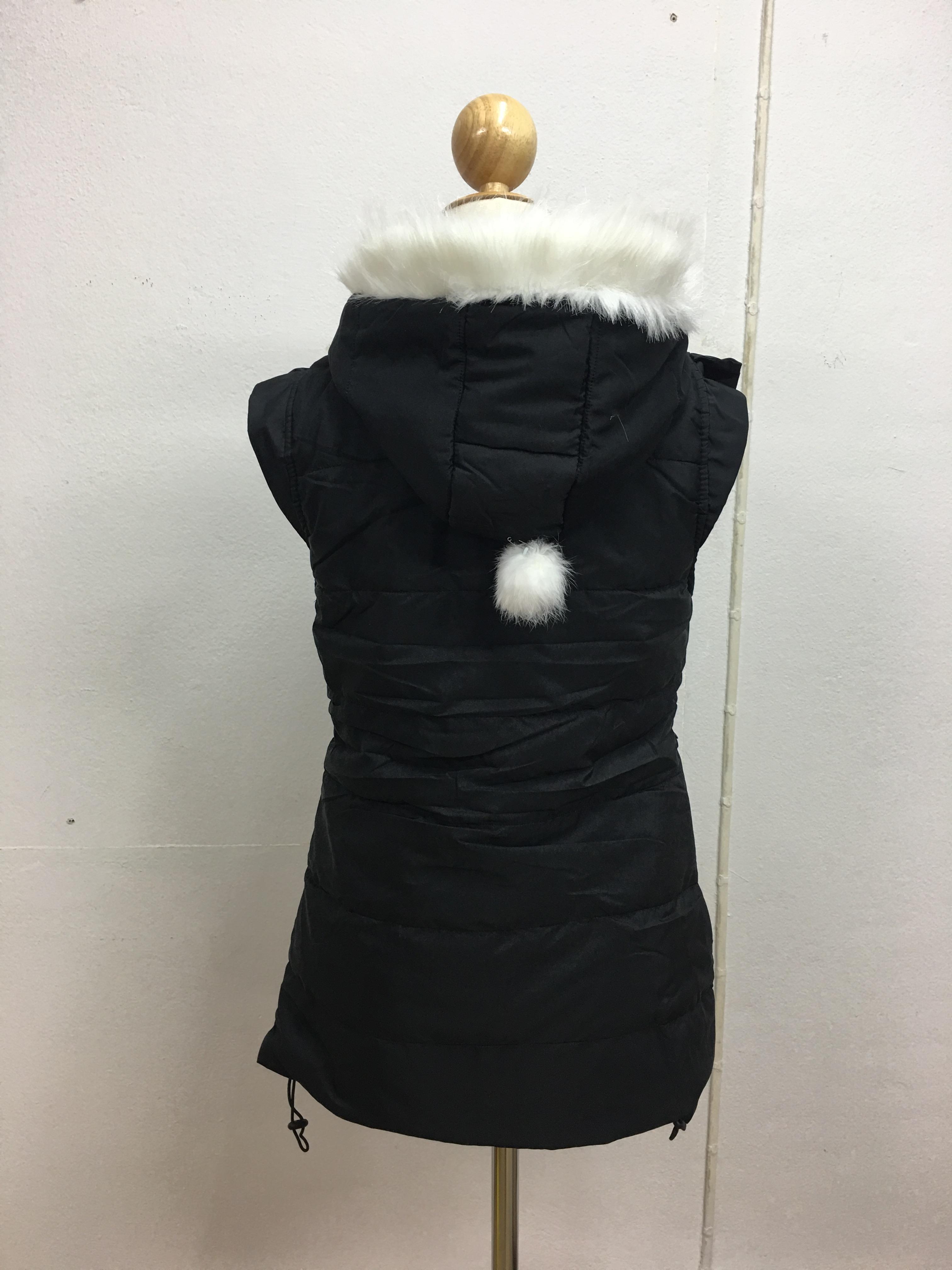 ** มีตำหนิ**เสื้อกั๊กกันหนาว บุนวมฟูๆ แต่งขนเฟอร์สีขาวที่ฮู้ด ผ้าร่มเนื้อดีกันลม เกาหลีมากๆ