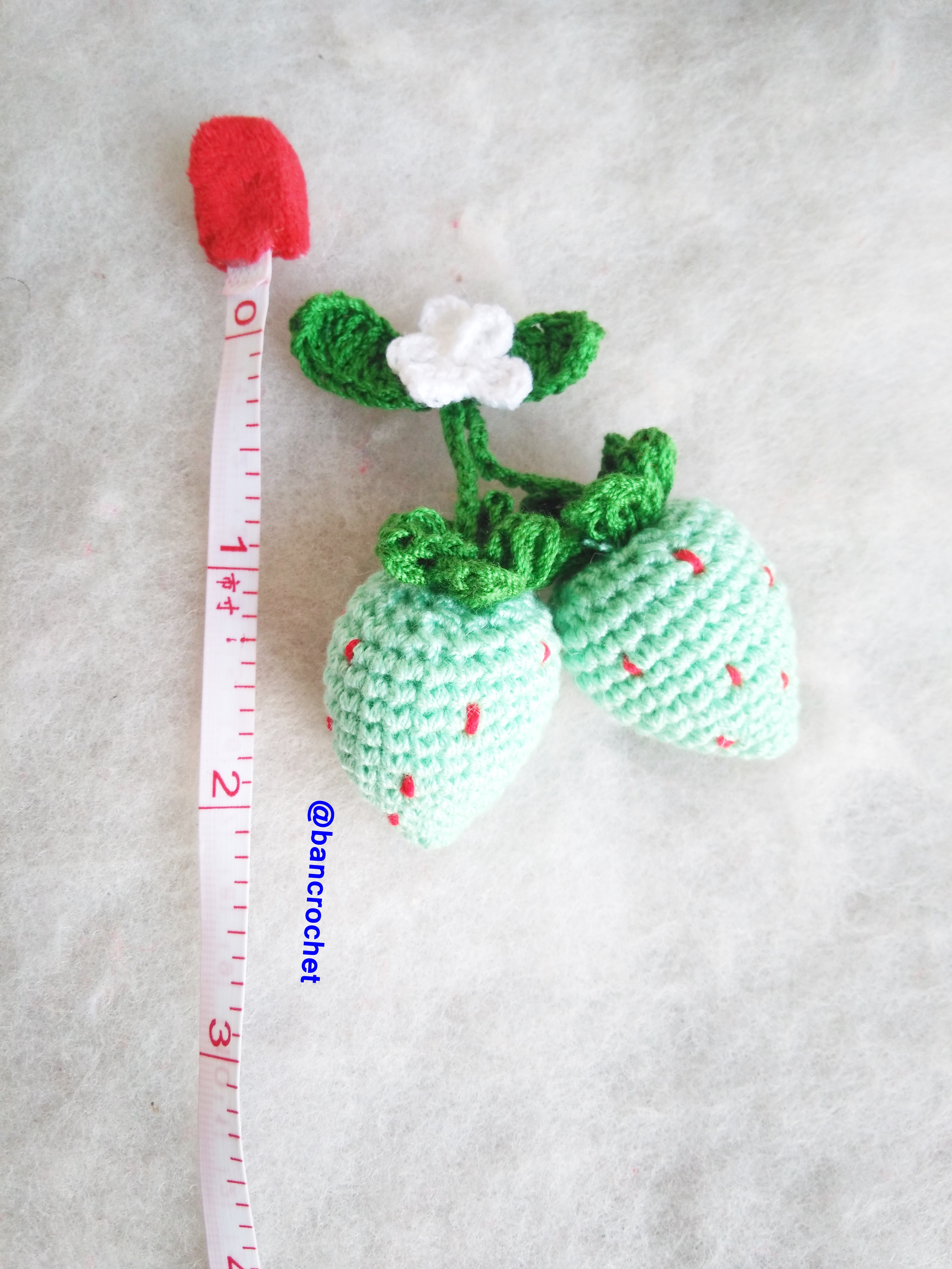 Bancrochet สตรอเบอรี่ถักโครเชต์ crochet strawberries เขียว 2.5 นิ้ว