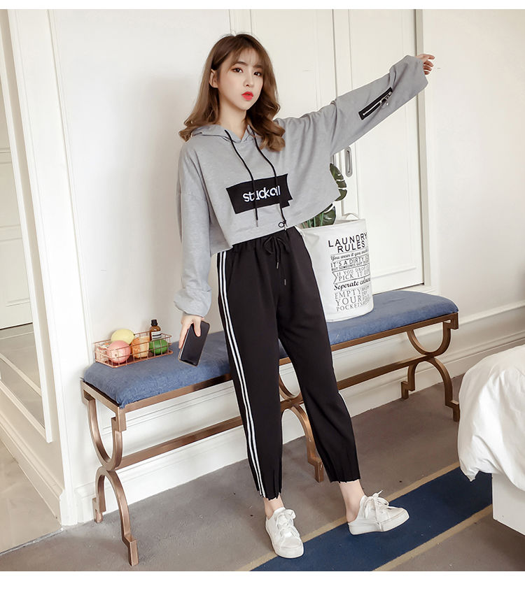 Set_bt1791 ชุดเซ็ท 2 ชิ้น(เสื้อ+กางเกง) เสื้อครอปโอเวอร์ไซส์แขนยาว+กางเกงขายาวเอวยืดปลายขาปล่อยแต่งแถบข้าง ผ้าคอตตอนเนื้อดีนุ่มยืดหยุ่นสูงใส่สบาย งานเซ็ทเข้าชุดสุดน่ารักเท่ๆ คูลๆ แบบไม่ซ้ำใคร ใส่เก๋ๆ ได้บ่อย แยกใส่กับตัวอื่นก็สวย มี 2 สี
