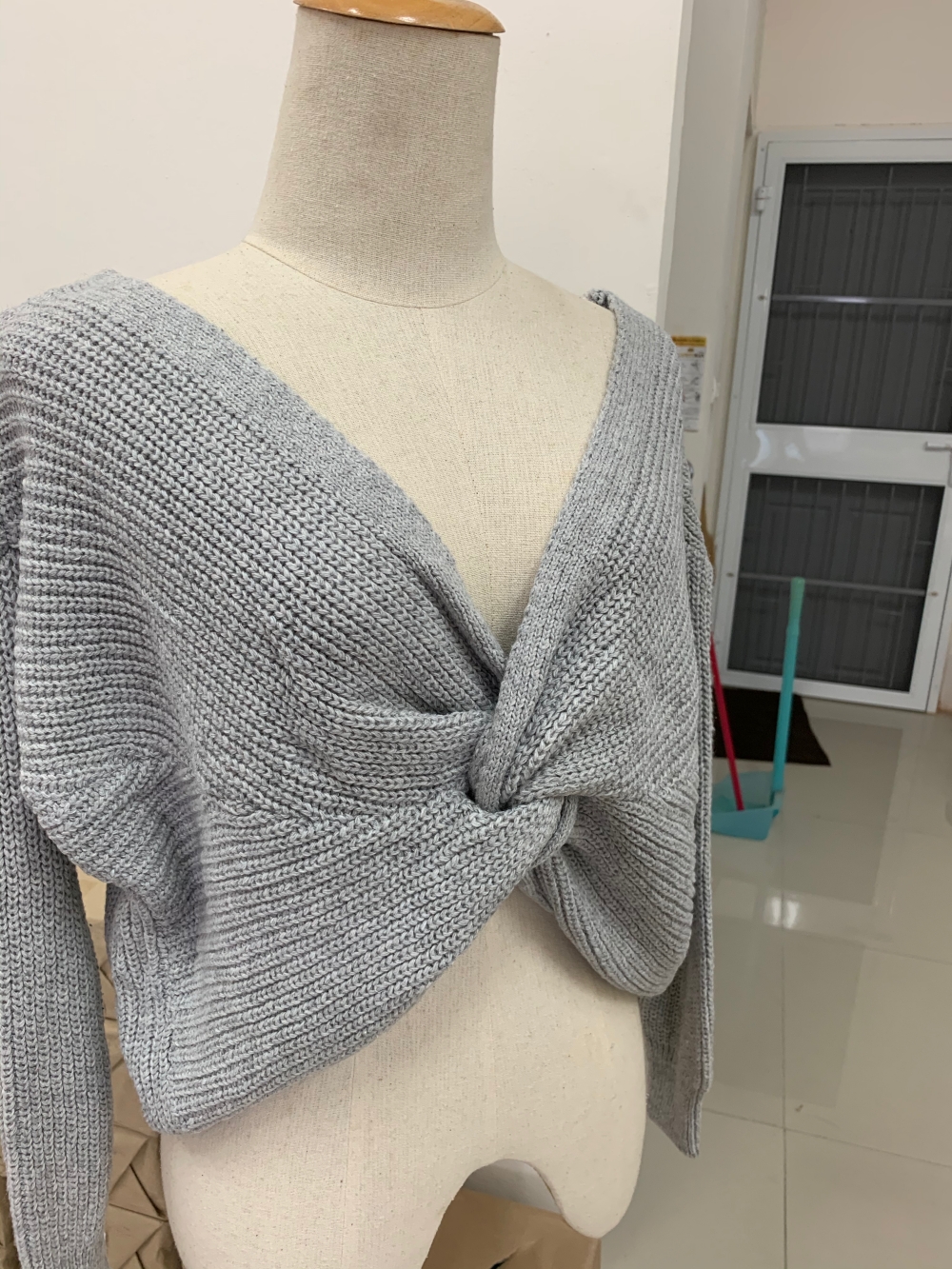 เสื้อแฟชั่นไหมพรม แขนยาว ดีไซน์เก๋ ตัวสั้น แต่งไขว้ ใส่ได้ทั้ง 2 ด้าน แอบเซ็กซี่เล็กๆ มีหลายสีจ้า