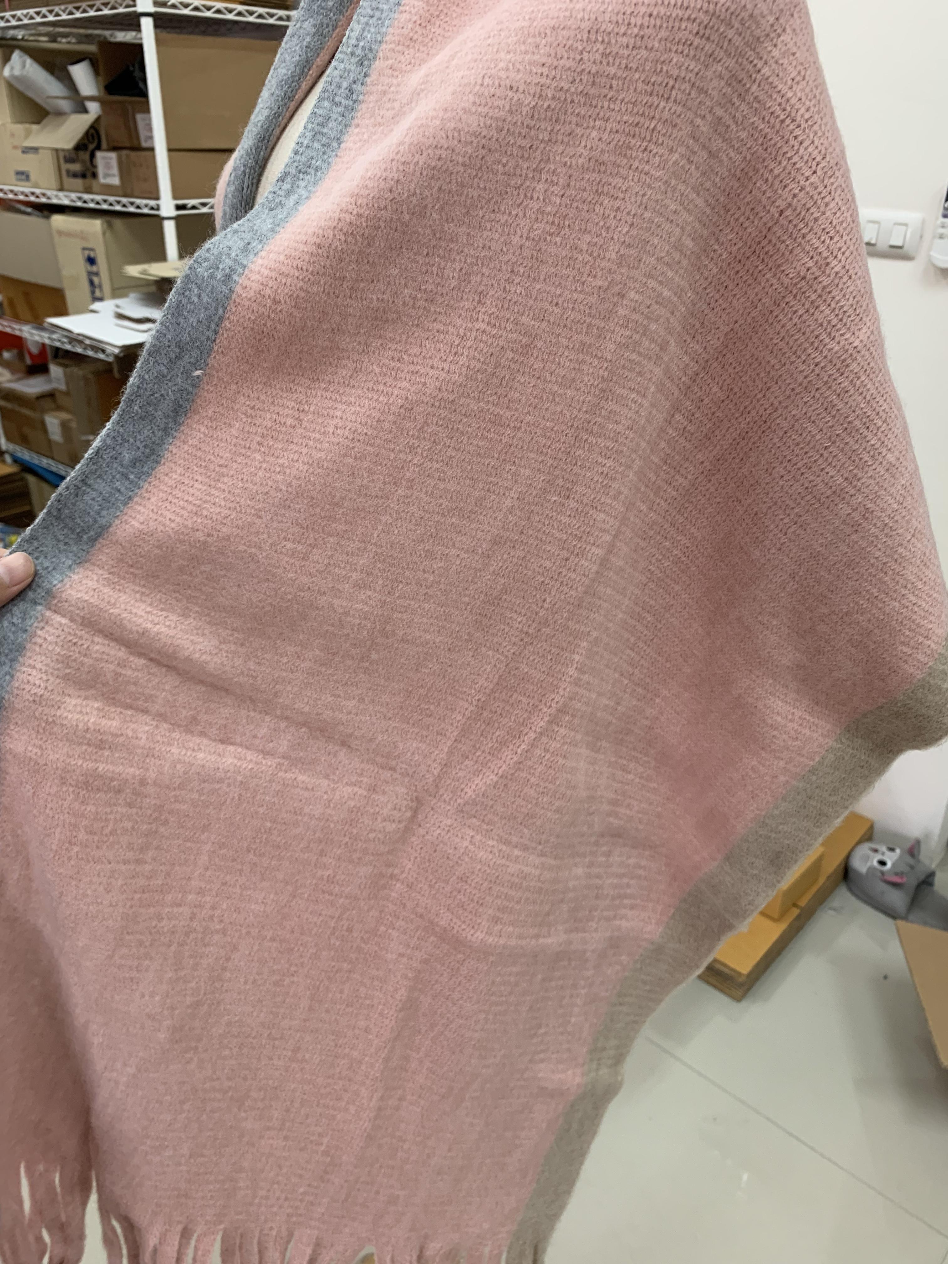 ผ้าพันคอไหมพรมเนื้อนุ่ม แต่งแถบสี ชายผ้ามีลูกเล่นน่ารัก สไตล์เกาหลี พร้อมส่ง same pic