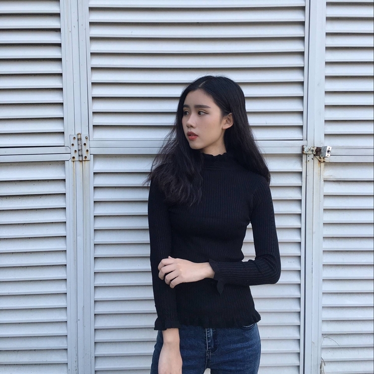 สีดำ : เสื้อไหมพรมคอเต่า ผ้านุ่ม แต่งช่วงปลายคอ แขน ชายเสื้อ ผ้าร่องมี texture ในตัว งานดี ยืดได้เยอะ