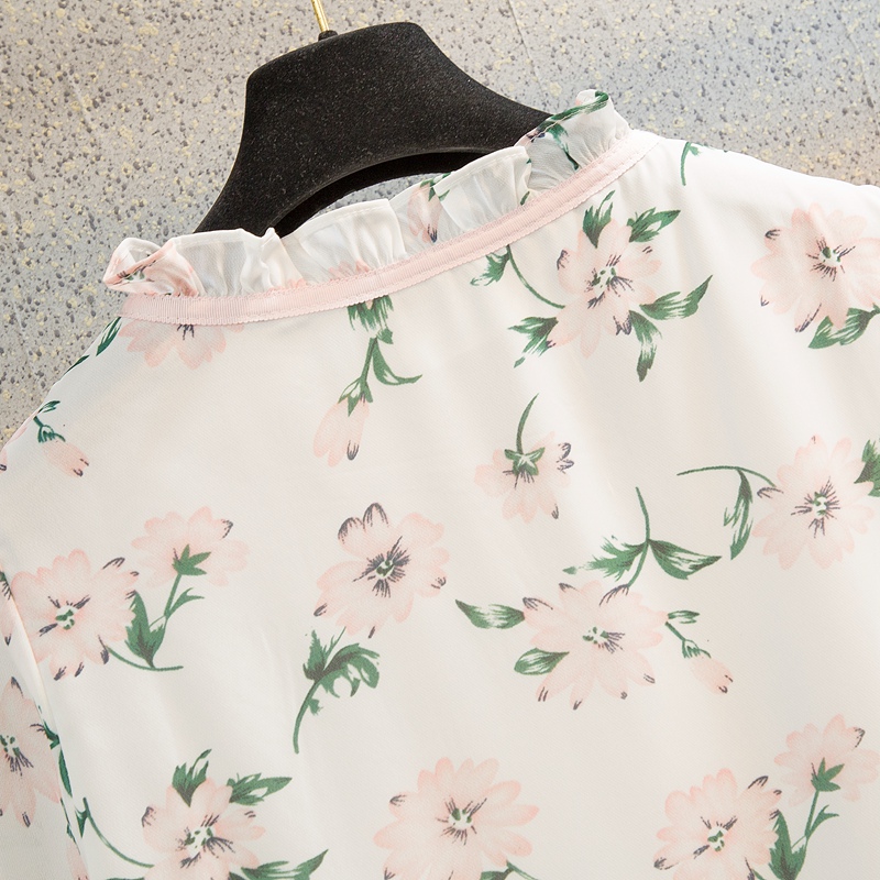 Blouse3788 เสื้อชีฟองสีครีมลายดอกไม้สีชมพู แต่งระบายที่คอ ช่วงอกและปลายแขน ผ้าชีฟองเกรดพรีเมียมเนื้อดีหนาสวย มีซับในอย่างดี งานสวยผ้านุ่มใส่สบาย แมทช์กับอะไรก็สวย