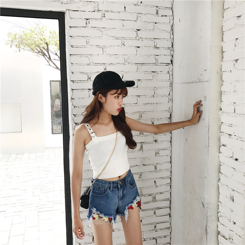 กางเกงยีนส์ขาสั้น แต่งชายกางเกงขาด+แต่งลายดอก เก๋ๆ พร้อมส่ง