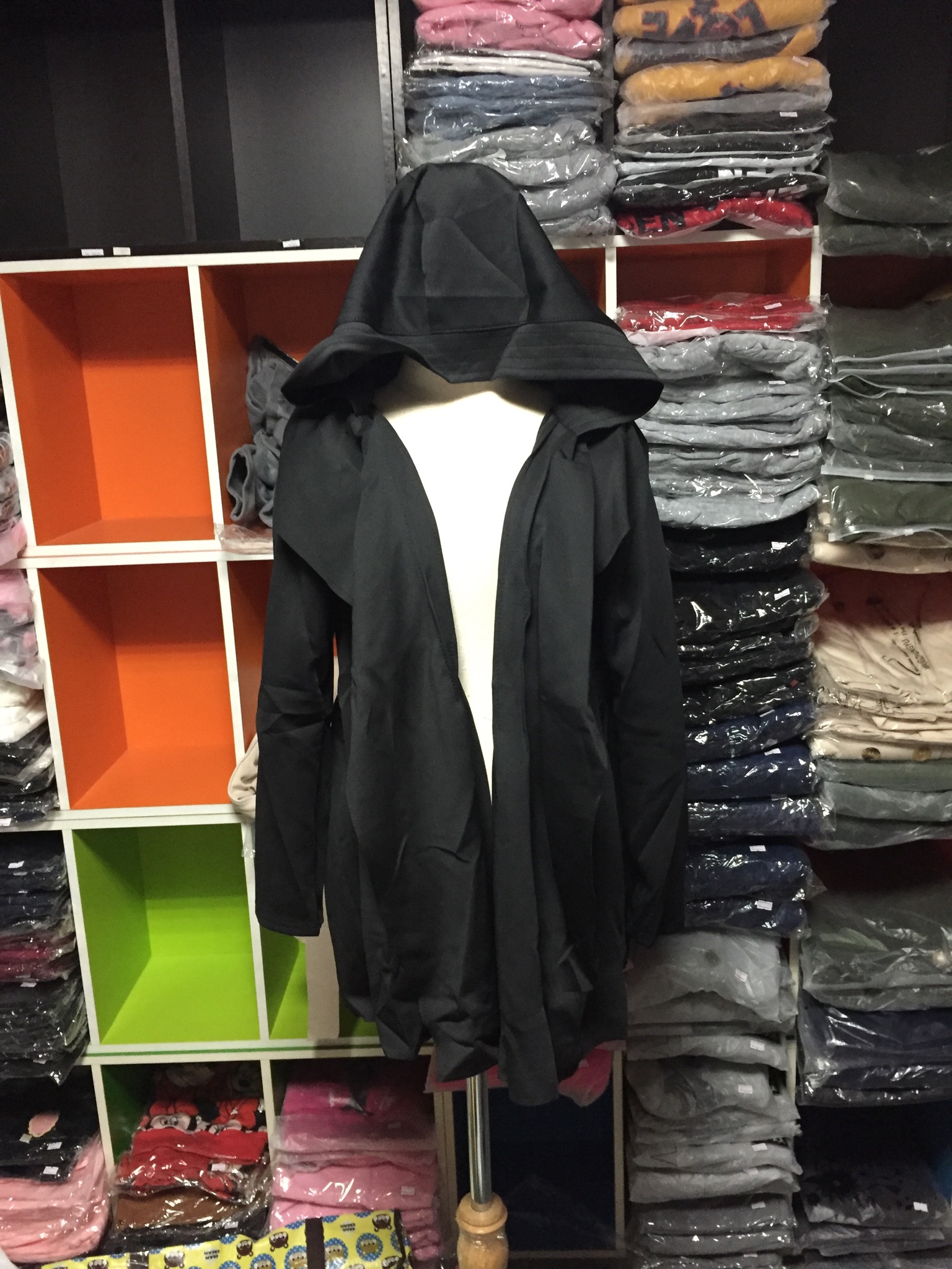 เสื้อคลุมทรงเก๋ สีดำ จะผูกเอวหรือจะใส่แบบปล่อยๆ ก็เก๋ เนื้อผ้ายืดหยุ่นมีน้ำหนักทิ้งตัว ไม่หนาใส่คลุมสบายๆ มีฮู้ดค่ะ Black