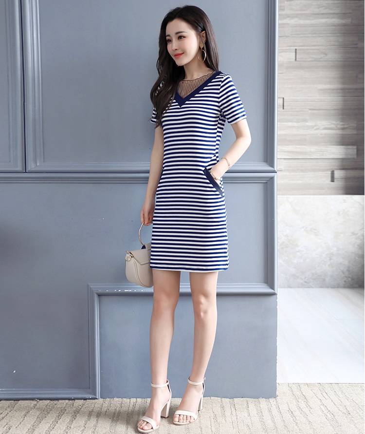 Dress4510 เดรสไซส์ใหญ่ลายริ้วผ้าร่องสีขาวกรม คอวีแต่งผ้าตาข่ายสีดำ มีกระเป๋าข้าง ผ้าเนื้อดีนุ่มใส่สบายยืดหยุ่นสูง งานสวยใส่ง่ายน่ารักมาก