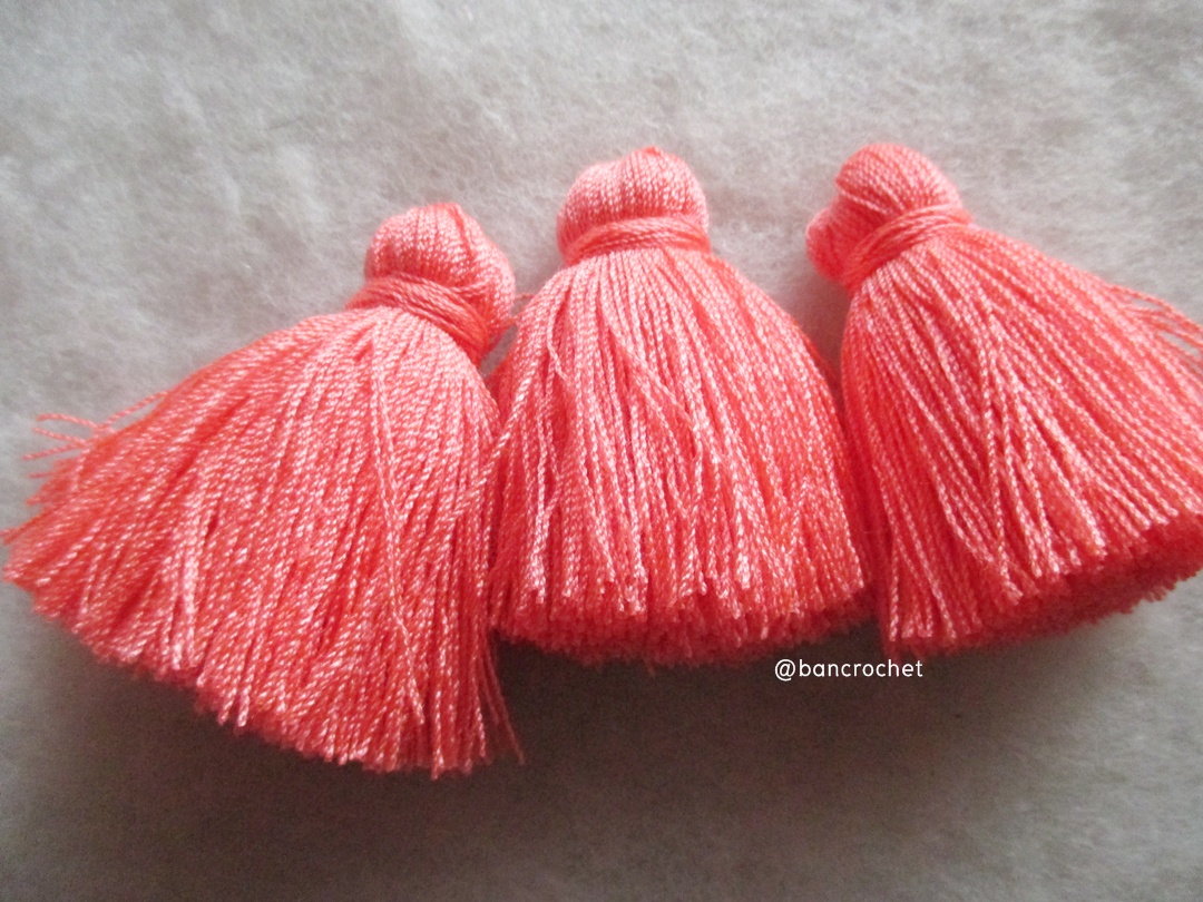 พู่แบบหนาฟู ขนาด 2 นิ้ว 4 ply tassel crochet acrylic yarn 4 ply ส้มโอโรส 2 นิ้ว