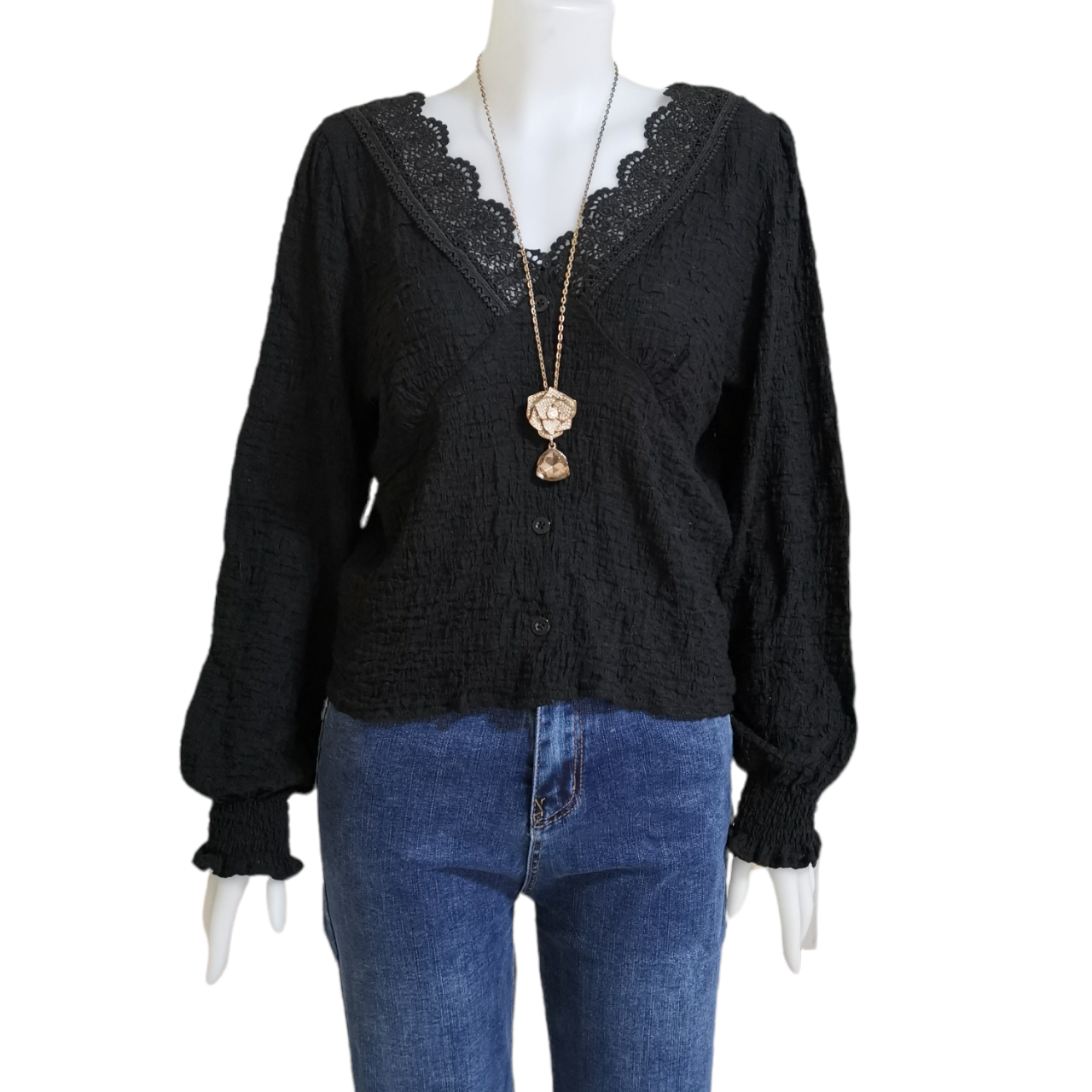 Blouse4040 เสื้อแขนยาวคอวีแต่งลูกไม้สีดำ กระดุมผ่าหน้า ผ้าโพลีเนื้อดีมีความยืดหยุ่นใส่สบาย งานน่ารัก แมทช์กับขาสั้นหรือขายาวก็ดูดีไม่แพ้กัน