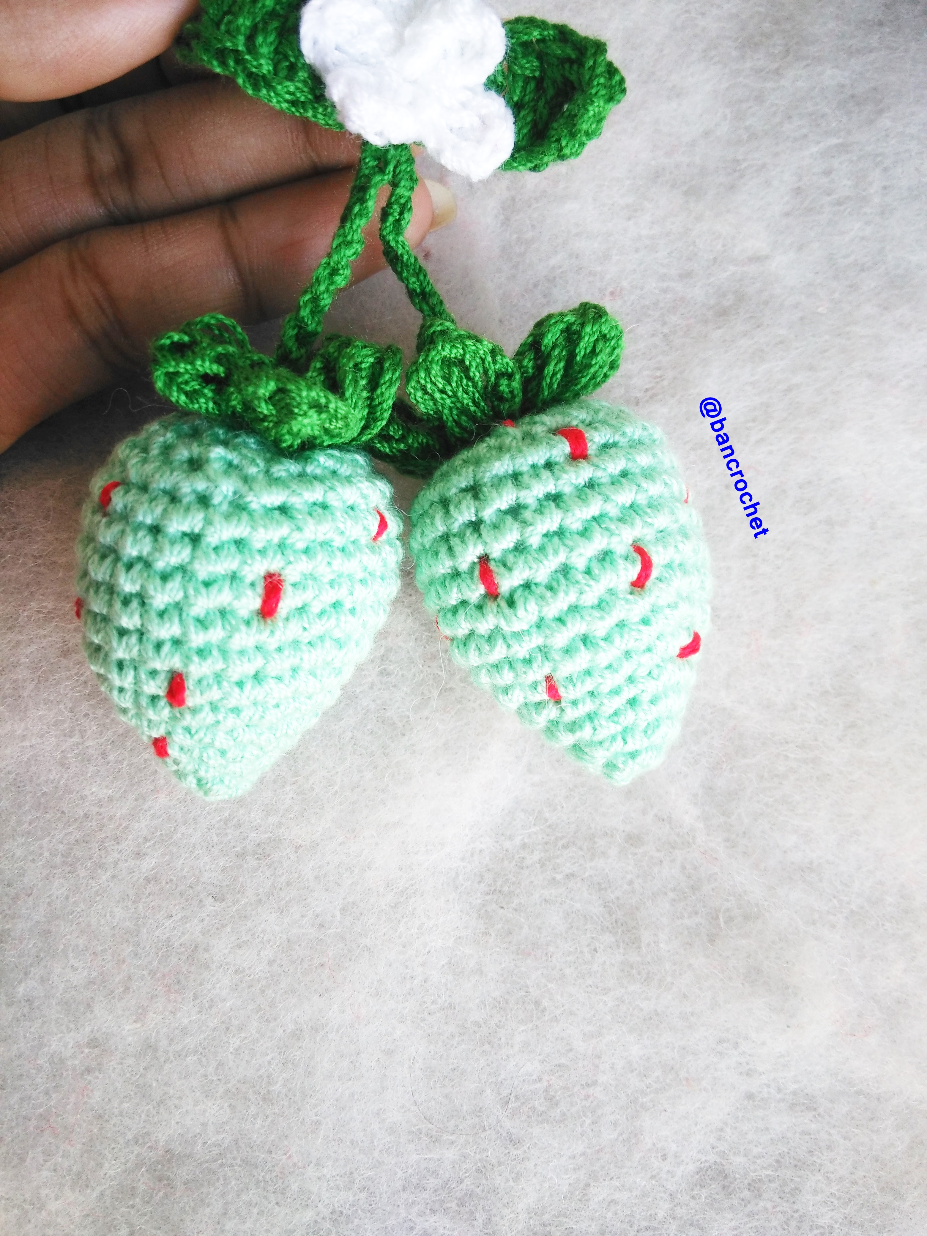 Bancrochet สตรอเบอรี่ถักโครเชต์ crochet strawberries เขียว 2.5 นิ้ว